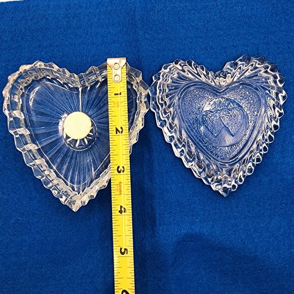 Vintage Crystal Clear Heart Shaped Lidded Trinket Box Hand Crafted in Romania - Picture 9 of 10